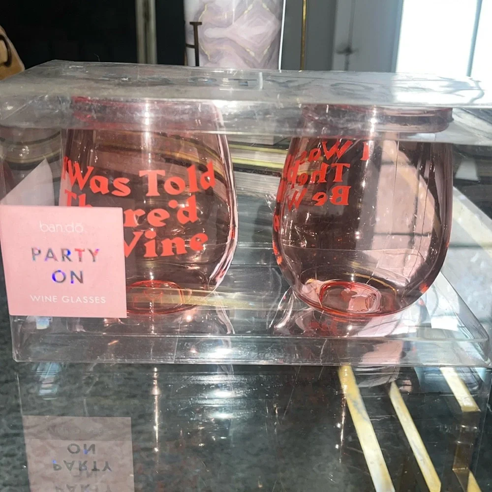 NWB ban.do I was told there'd be wine tumbler set